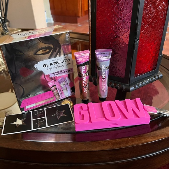 GLAMGLOW The Art of Glowing Skin Set - Picture 1 of 16